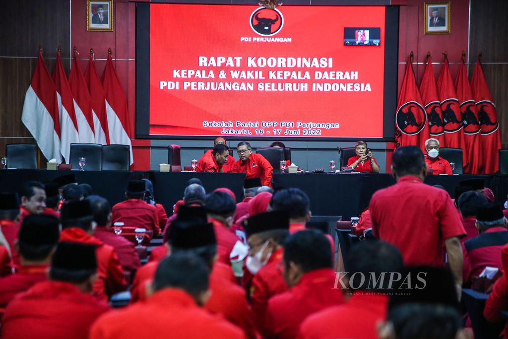 Sekretaris Jenderal PDI-P Hasto Kristiyanto memimpin rapat koordinasi (rakor) kepala dan wakil kepala daerah dari PDI-P di Sekolah Partai PDI-P, Lenteng Agung, Jakarta, Kamis (16/6/2022). 