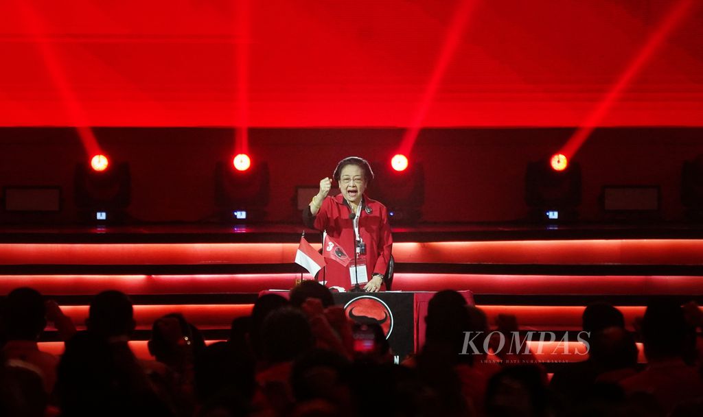Ketua Umum PDI-P Megawati Soekarnoputri berpidato di atas panggung dalam acara pembukaan Rapat Kerja Nasional (Rakernas) IV PDI-P di Jakarta International Expo, Kemayoran, Jakarta, Jumat (29/9/2023). 