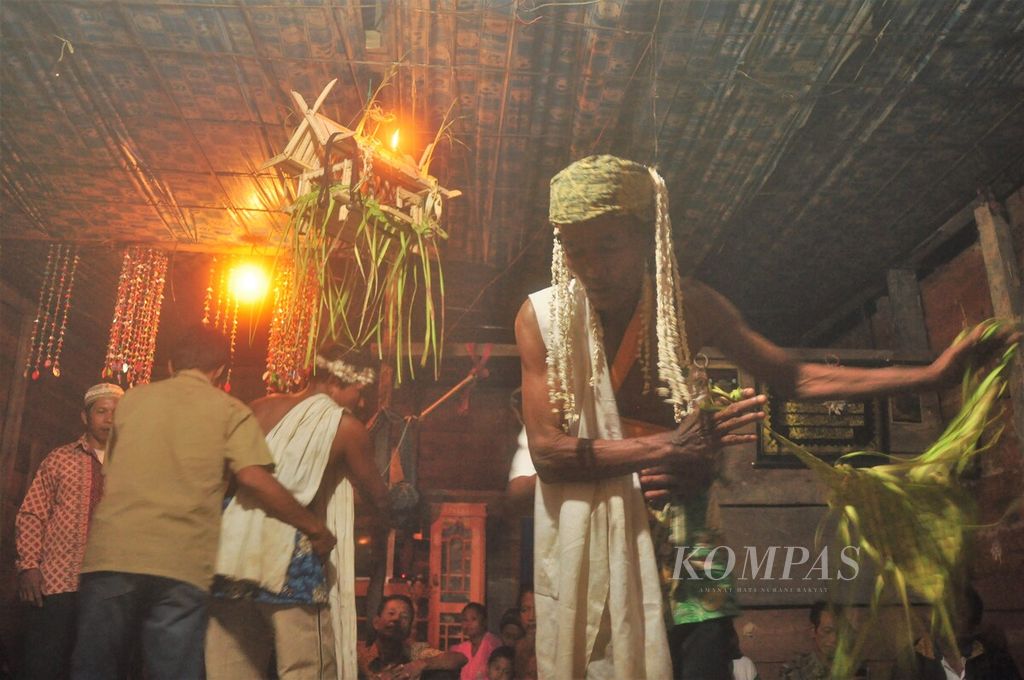 Besale, ritual pegobatan di suku Batin Sembilan, Kabupaten Batanghari Jambi. Gambar diambil tahun 2011.