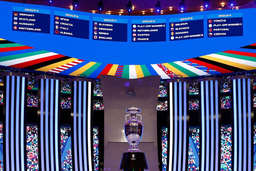 Trofi Piala Eropa yang akan diperebutkan pada Piala Eropa Jerman 2024 diperlihatkan dalam acara pengundian fase grup di Hamburg, Jerman, Minggu (3/12/2023) dini hari WIB.
