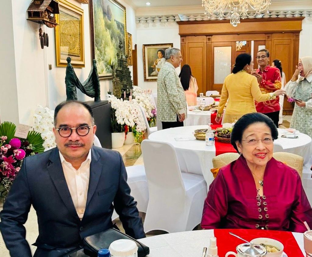 Chairman of the Indonesian Political and Security Studies Center, Firman Jaya Daeli, paid a visit for Eid al-Fitr greetings to the Chairwoman of the Indonesian Democratic Party of Struggle (PDI-P), Megawati Soekarnoputri, at her residence in Teuku Umar area, Jakarta on Wednesday (10/4/2024).