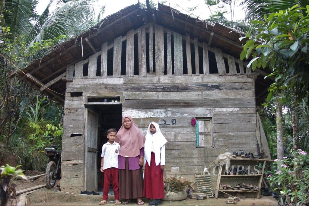 Nurjanah (30), warga Desa Seuneubok Simpang, Kecamatan Darul Aman, Kabupaten Aceh Timur, Aceh, saat berada di depan rumahnya yang tidak layak huni. Nurjanah merupakan salah satu penerima bantuan rumah Kemensos berkolaborasi dengan Yayasan Dana Kemanusian Kompas (DKK).