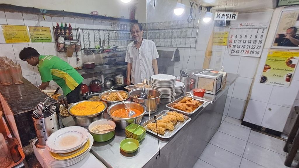 Warung Lama H Ridwan berdiri hampir 11 dekade di lokasi Pasar Besar Malang, Jawa Timur. Sejak awal mempertahankan menu nasi rawon, nasi gule, dan sate komoh, yang semuanya berbahan dasar daging sapi. 