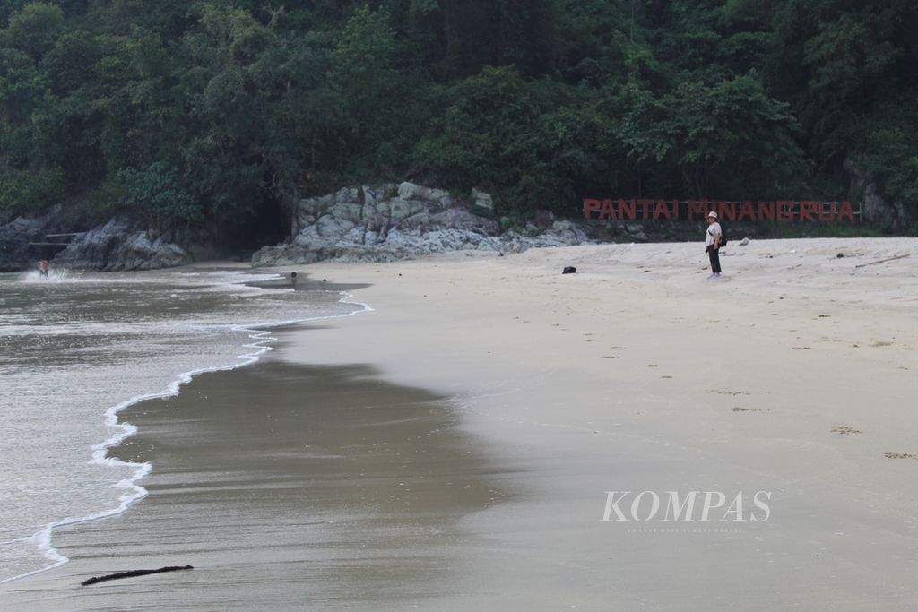 Wisatawan menikmati keindahan Pantai Minang Rua yang berada di Desa Wisata Kelawi, Kecamatan Bakauheni, Kabupaten Lampung Selatan, Lampung, Rabu (23/8/2023).