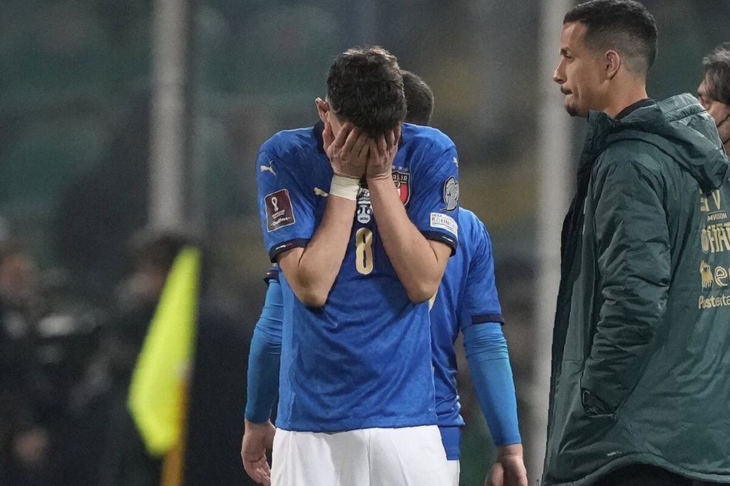 Gelandang tim nasional Italia, Jorginho,, menangis setelah timnya kalah dari Macedonia Utara, 0-1, pada  laga semifinal <i>playoff </i>kualifikasi Piala Dunia 2022 di Stadion Renzo Barbera, di Palermo, Italia, Jumat (25/3/2022) dini hari WIB. 