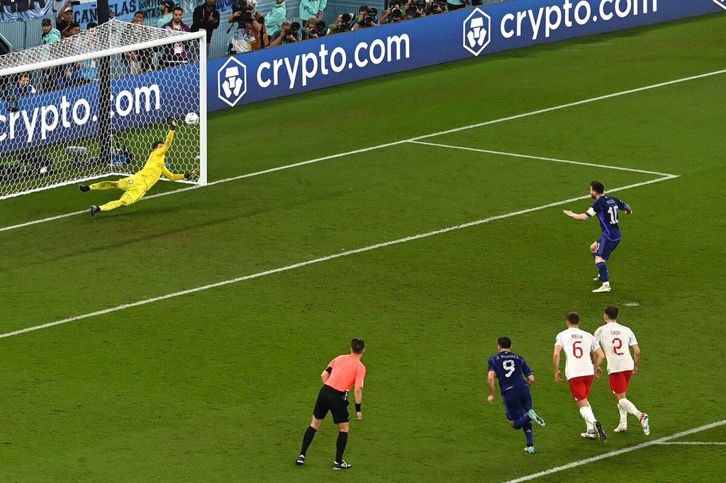 Kiper Polandia Wojciech Szczesny berhasil menggagalkan penalti pemain Argentina Lionel Messi dalam laga terakhir Grup C di Stadion 974, Doha, Qatar pada 1 Desember 2022. 