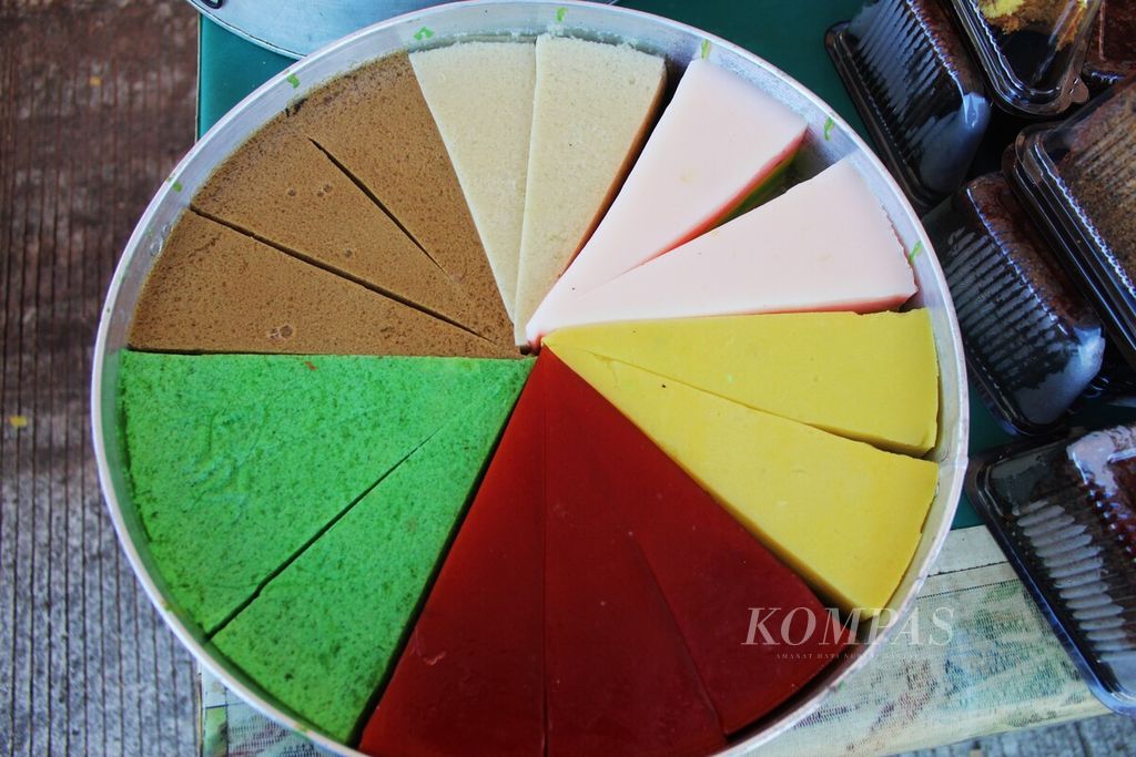 Salah satu wadai yang paling diburu masyarakat, yakni puding warna-warni dan amparan tatak pisang, yang dijual di pasar wadai Kota Palangkaraya, Kalteng, Kamis (23/3/2023). 