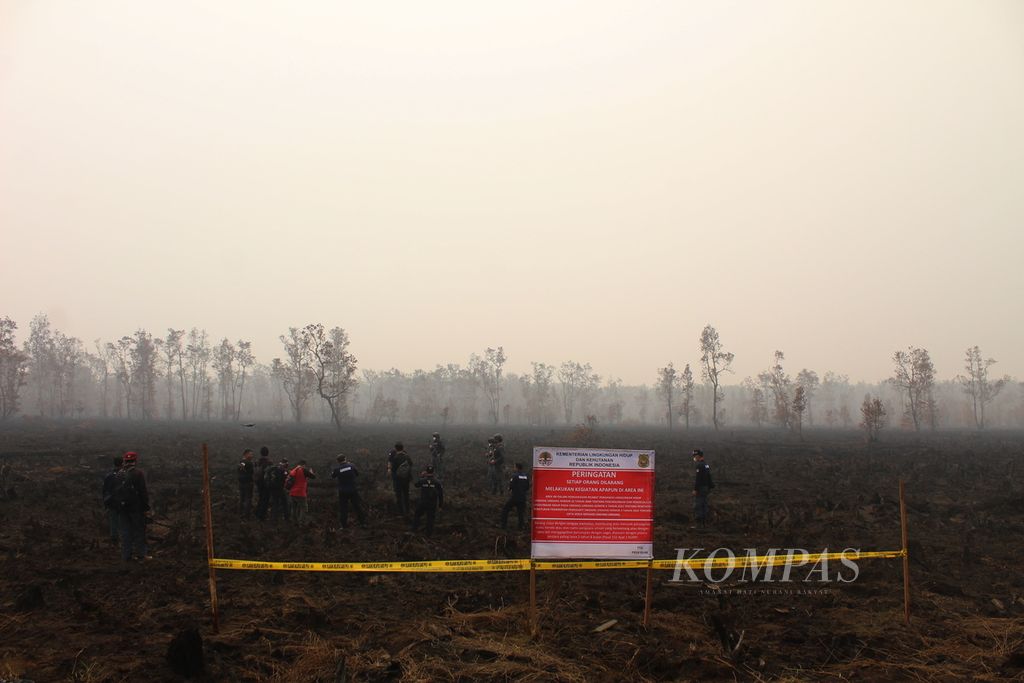 Tim Gakkum KLHK RI menyegel lahan konsesi 372 hektar yang terbakar di Kameloh Baru, Kota Palangkaraya, Kalimantan Tengah, Jumat (6/10/2023). 