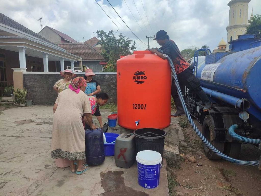 Bantuan air bersih untuk warga terdampak krisis air akibat kemarau di Kabupaten Malang, Jawa Timur, Jumat (18/10/2024).