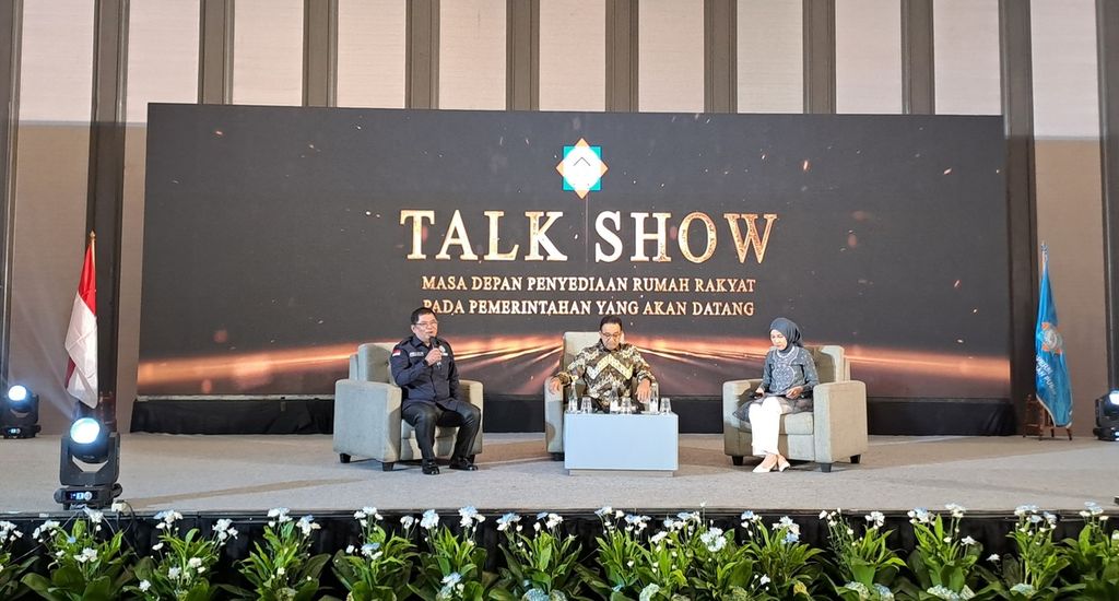Bakal calon presiden Anies Baswedan (tengah) dalam bincang-bincang bertajuk “Masa Depan Penyediaaan Perumahan Rakyat pada Pemerintahan yang Akan Datang” yang merupakan bagian dari Rapat Kerja Nasional (Rakernas) Asosiasi Pengembang Perumahan dan Permukiman Seluruh Indonesia (Apersi) 2023, di Jakarta, Jumat (10/11/2023).