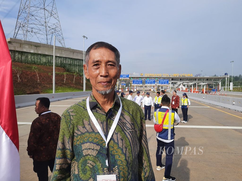Direktur Utama PT Translingkar Kita Jaya, Hilman Muchsin, seusai menjawab pertanyaan wartawan di depan gerbang Tol Limo Utama, Depok, Jawa Barat, Senin (8/1/2024).
