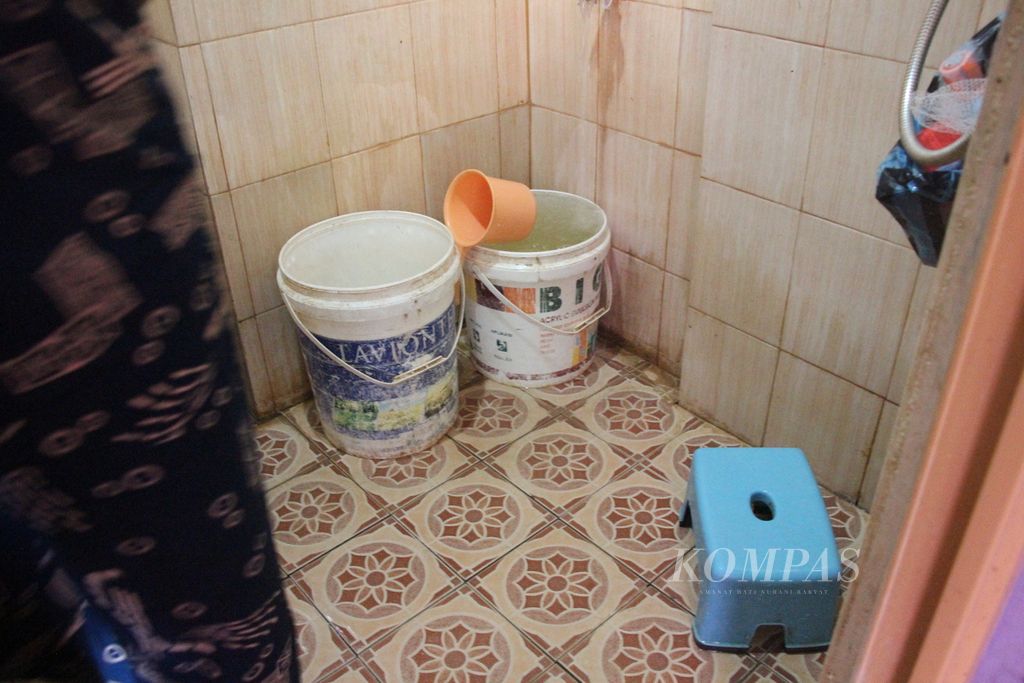 Kondisi kamar mandi di rumah Nurhayati, warga Desa Lampulo, Kecamatan Kuta Alam, Kota Banda Aceh, Rabu (5/4/2023). Aya, anak bungsu Nurhayati, mengalami <i>stunting</i>, salah satu penyebab akses air bersih yang terbatas dan pemenuhan gizi tidak seimbang
