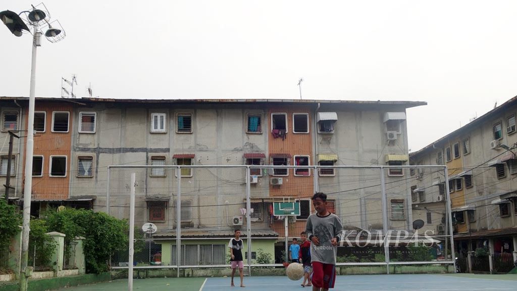 Anak-anak bermain di lapangan olahraga yang tersedia di Rumah Susun Kebon Kacang, Tanah Abang, Jakarta Pusat, Rabu (4/7/2018).