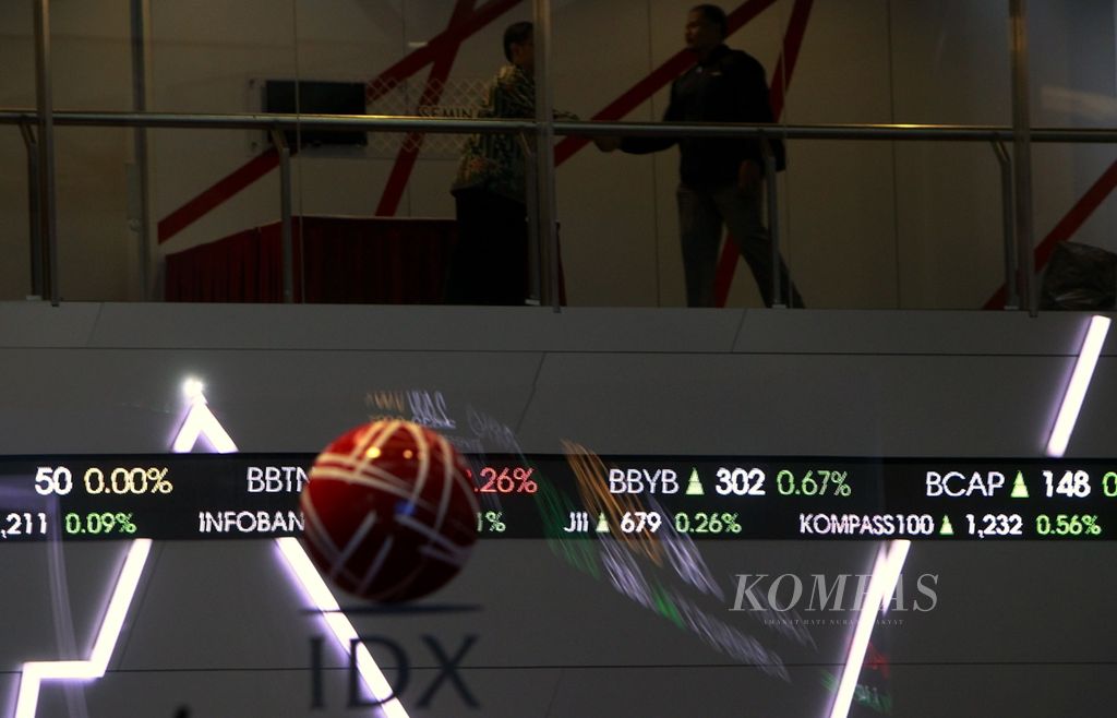 Sejumlah pengunjung mencari informasi mengenai saham di Bursa Efek Indonesia, Jakarta. Penutupan perdagangan saham pada Selasa (15/10/2019).