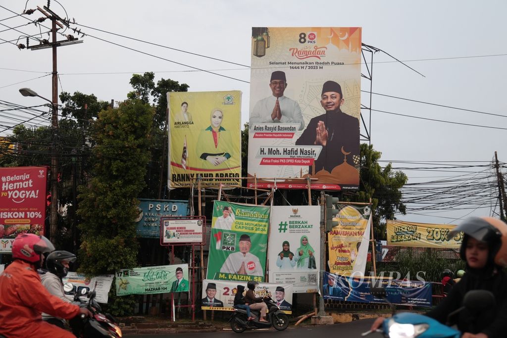 Politisi yang akan maju menjadi calon legislatif (caleg) pada pemilu mendatang memanfaatkan momentum Idul Fitri untuk beradu pencitraan diri melalui pemasangan spanduk seperti terlihat di perempatan Jalan Dewi Sartika Depok, Jawa Barat, Selasa (25/4/2023).