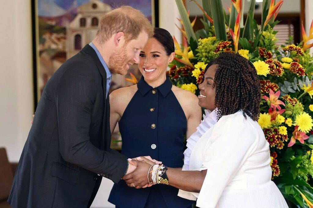 Pangeran Harry (kiri) bersalaman dengan Wakil Presiden Kolombia Francia Marques dan disaksikan oleh Meghan Markle di Bogota, Kolombia, Kamis (15/8/2024). Foto disebarkan oleh Kantor Wakil Presiden Kolombia.