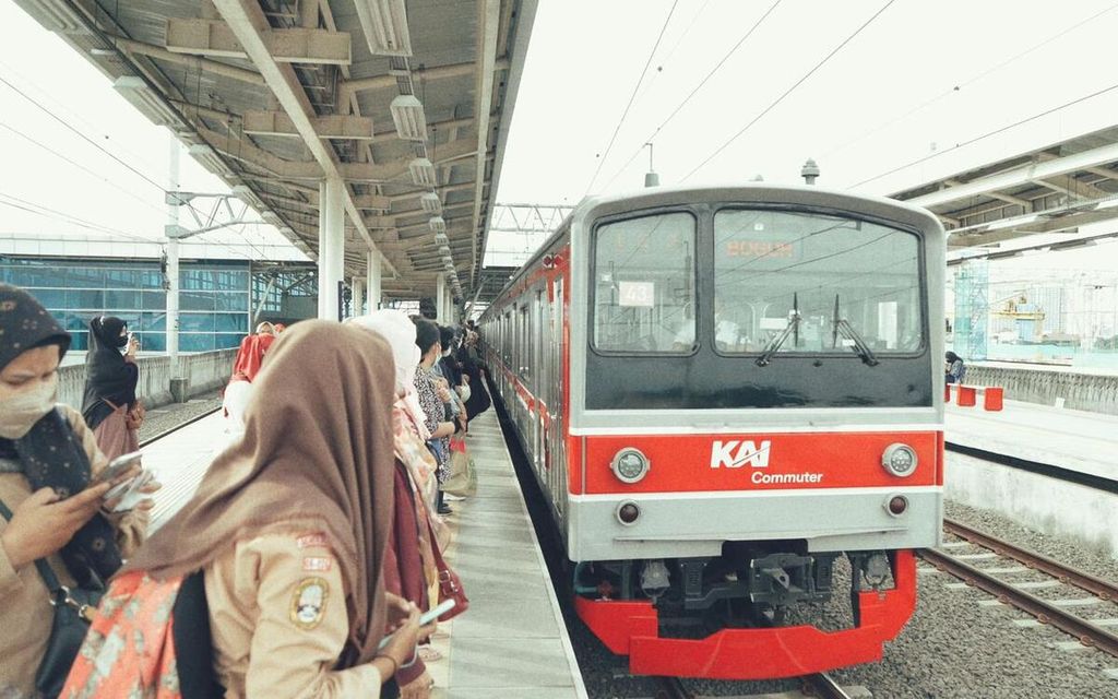 Pengguna kereta rel listrik (KRL) menunggu kedatangan kereta di Stasiun Manggarai, Jakarta Selatan, Selasa (13/8/2024).