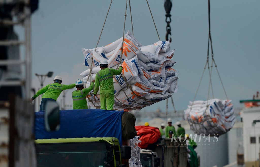 Sejumlah pekerja menurunkan karung-karung berisi beras impor milik Perum Bulog dari kapal ke truk di Pelabuhan Tanjung Emas, Kota Semarang, Jawa Tengah, Sabtu (6/4/2024).