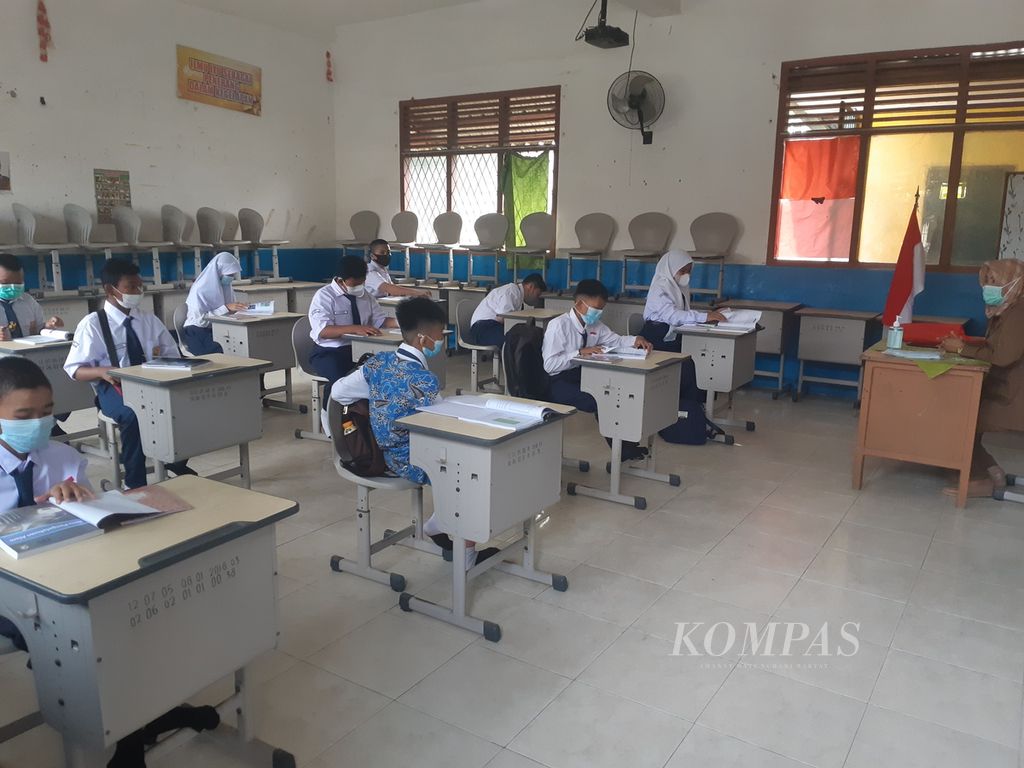 Sejumlah siswa di SMP Negeri 7 Palembang bersiap memulai pembelajaran tatap muka terbatas, Senin (6/9/2021). Sebanyak 205 sekolah tingkat PAUD hingga SMP dibuka untuk pembelajaran tatap muka terbatas mengingat kondisi pandemi di Palembang yang sudah membaik.