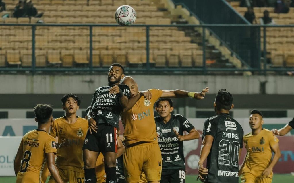 Dokumentasi Bali United menampilkan suasana pertandingan antara Bali United kontra Bhayangkara FC dalam laga Grup C Piala Presiden di Stadion Gelora Bandung Lautan Api, Kota Bandung, Jawa Barat, Kamis (16/6/2022).Bali United dikalahkan Bhayangkara FC dengan skor 1-2.