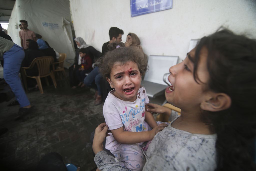 Anak-anak Palestina yang terluka akibat serangan Israel menangis di luar rumah sakit di kamp pengungsi Rafah, Jalur Gaza selatan, Kamis (12 Oktober 2023). 