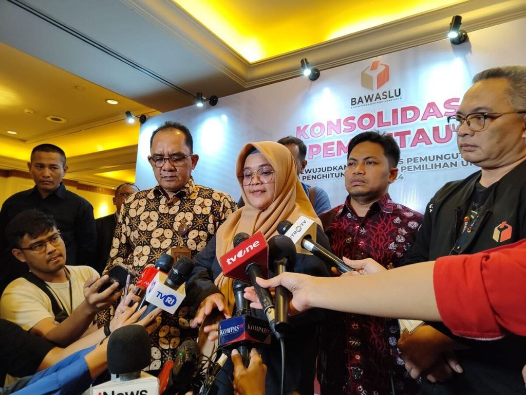 Anggota Badan Pengawas Pemilu, Lolly Suhenty (ketiga dari kanan), memberikan keterangan kepada media seusai konferensi pers Hasil Pemantauan Pemungutan dan Penghitungan Suara Pemilu 2024 oleh Pemantau Pemilu, Kamis (15/2/2024). 