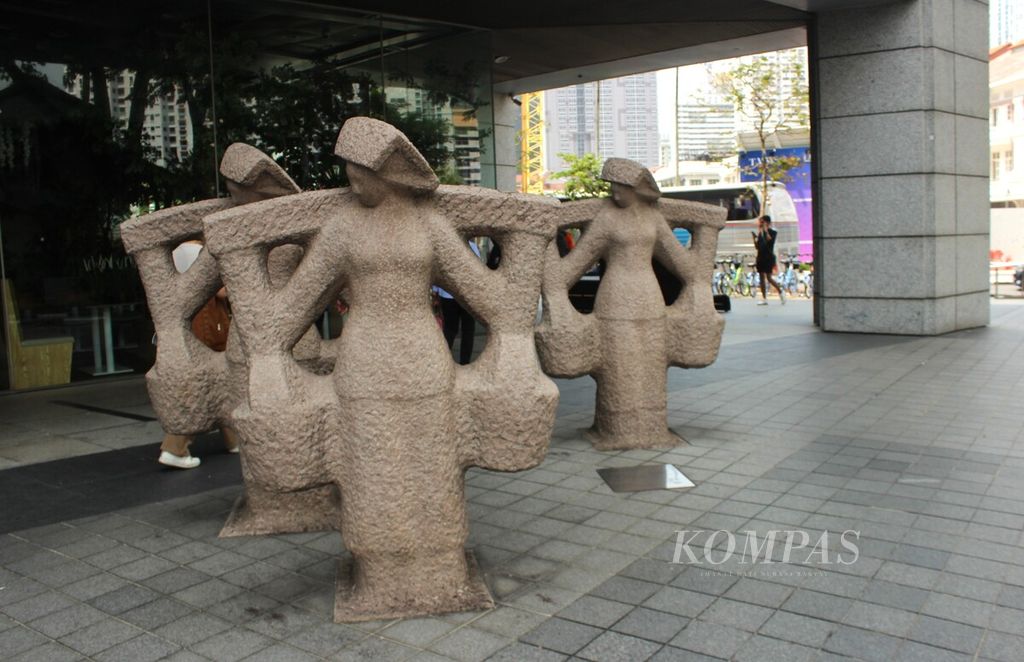 Kondisi patung tiga perempuan Samsui di depan Singapore City Gallery, Selasa (10/10/2023).