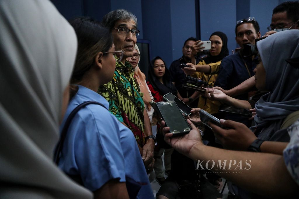 Direktur Eksekutif Network for Democracy and Electoral Integrity Hadar Nafis Gumay memberikan keterangan kepada wartawan di Gedung DKPP, Jakarta, Selasa (15/8/2023). 