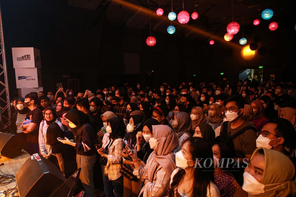 Antusias penonton muda saat menyaksikan penampilan grup band TheOvertunes pada Kompasfest 2022 Presented by BNI bertajuk "Freedom" di M Bloc Space, Jakarta, Sabtu (20/8/2022) malam.