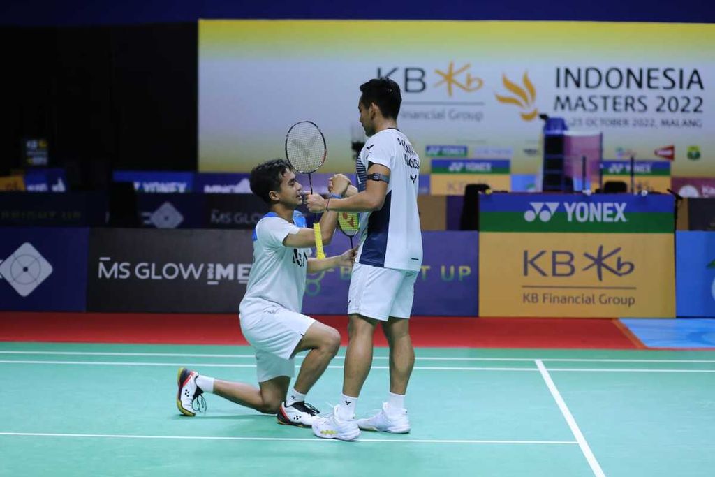 Pramudya Kusumawardana (kanan) dan Rahmat Hidayat seusai mengalahkan Hiroki Okamura/Masayuki Onodera (Jepang), 21-18, 21-14, pada semifinal KB Financial Group Indonesia Masters BWF 100 di Platinum Arena, Malang, Jawa Timur, Sabtu (22/10/2022),  