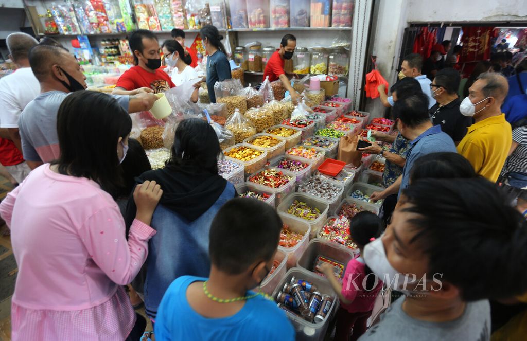 Penjualan camilan dan permen turut naik menjelang perayaan Imlek di kawasan Glodok Pancoran, Taman Sari, Jakarta Barat, Minggu (30/1/2022). 