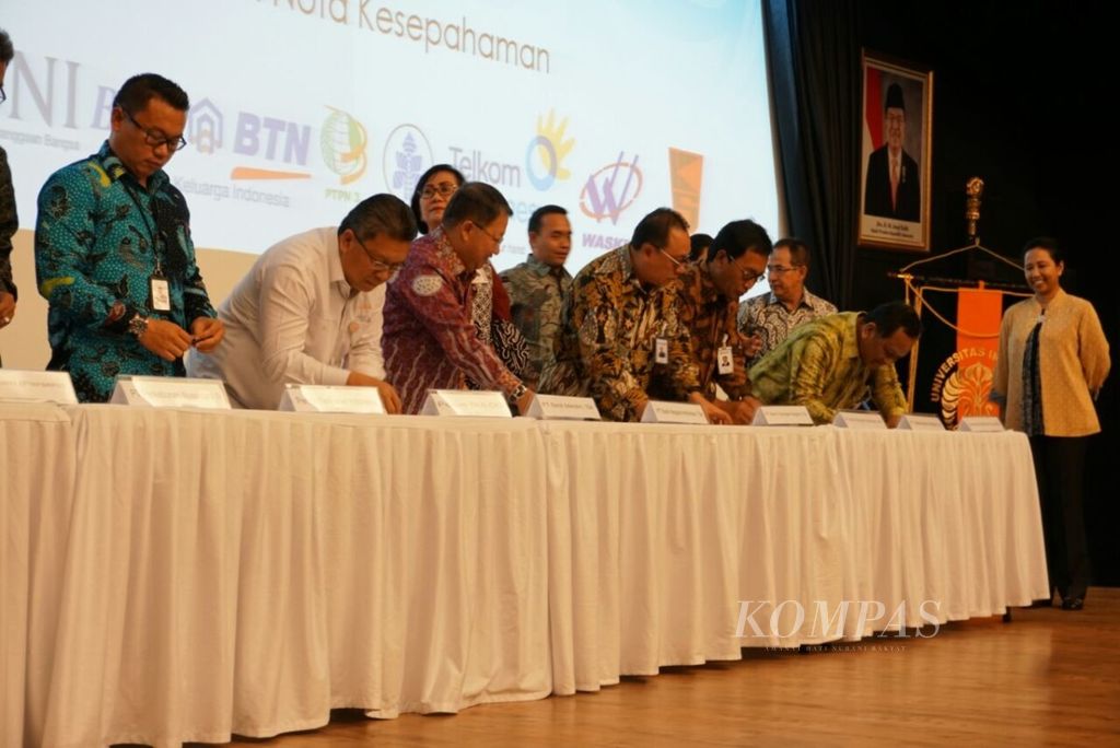 Penandatanganan perjanjian kerja sama Magang Bersertifikat antara 12 perusahaan BUMN dean Program Pendidikan Vokasi Universitas Indonesia.