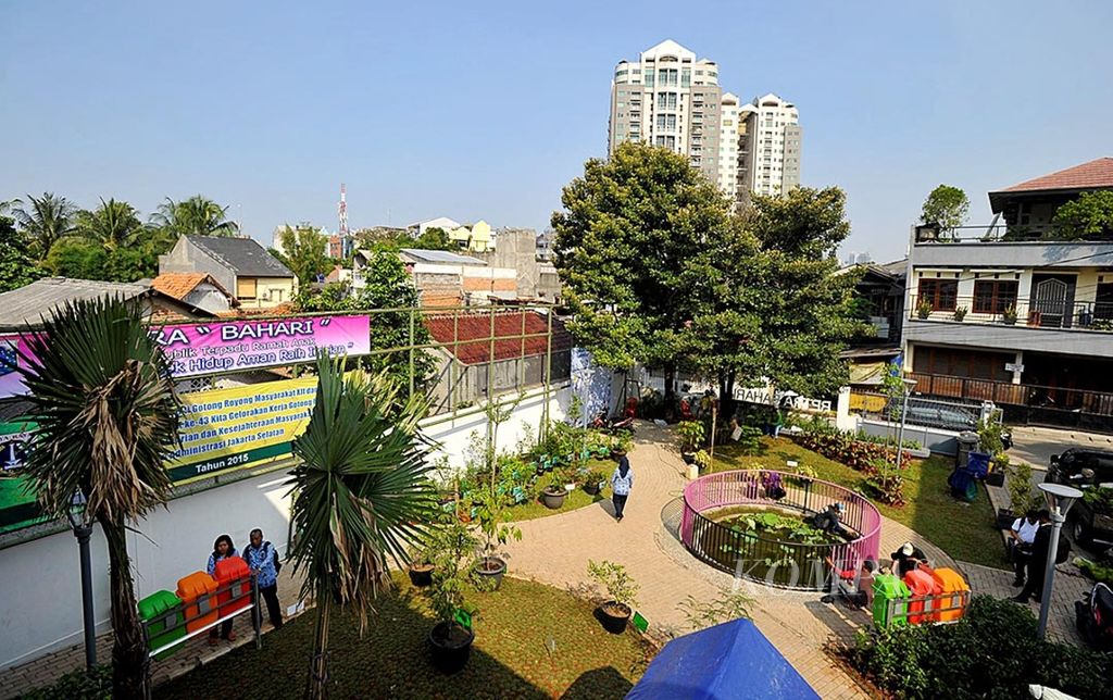 Suasana Ruang Publik Terpadu Ramah Anak (RPTRA) Bahari di Gandaria Selatan, Jakarta Selatan, beberapa waktu lalu. Selain untuk rekreasi, RPTRA Bahari juga dapat dimanfaatkan sebagai tempat edukasi dan pelayanan kesehatan untuk warga.