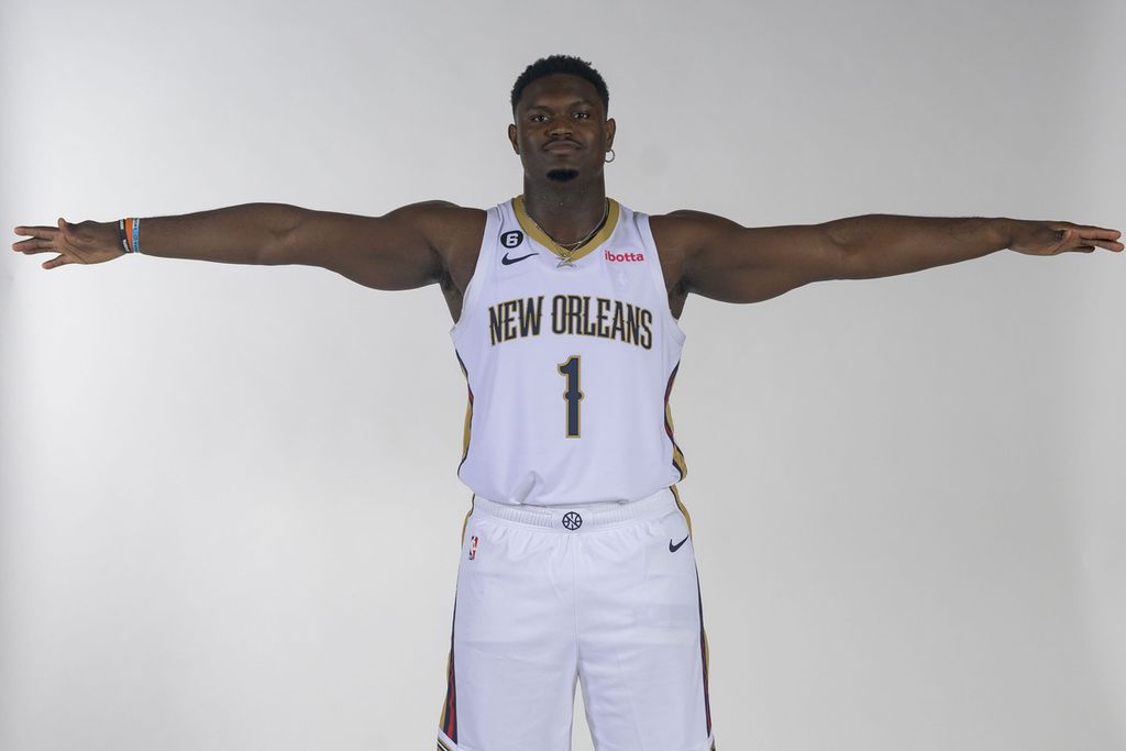 Pemain New Orleans Pelicans, Zion Williamson, berpose dalam acara pengenalan media dalam rangka menyambut musim baru NBA, Senin (26/9/2022), di New Orleans, Amerika Serikat.