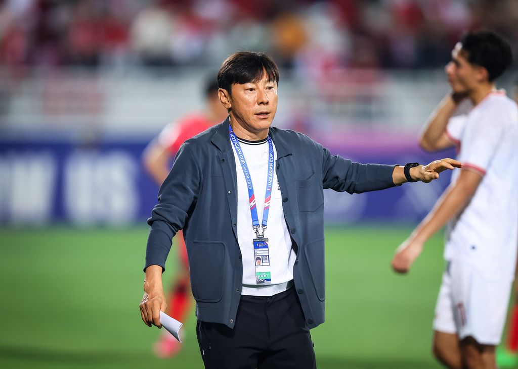 Pelatih Indonesia Shin Tae-yong saat memimpin pemainnya melawan Korea Selatan pada laga perempat final Piala Asia U-23 2024 di Stadion Abdullah bin Khalifa, Doha, Qatar, Jumat (26/4/2024) dini hari WIB. 