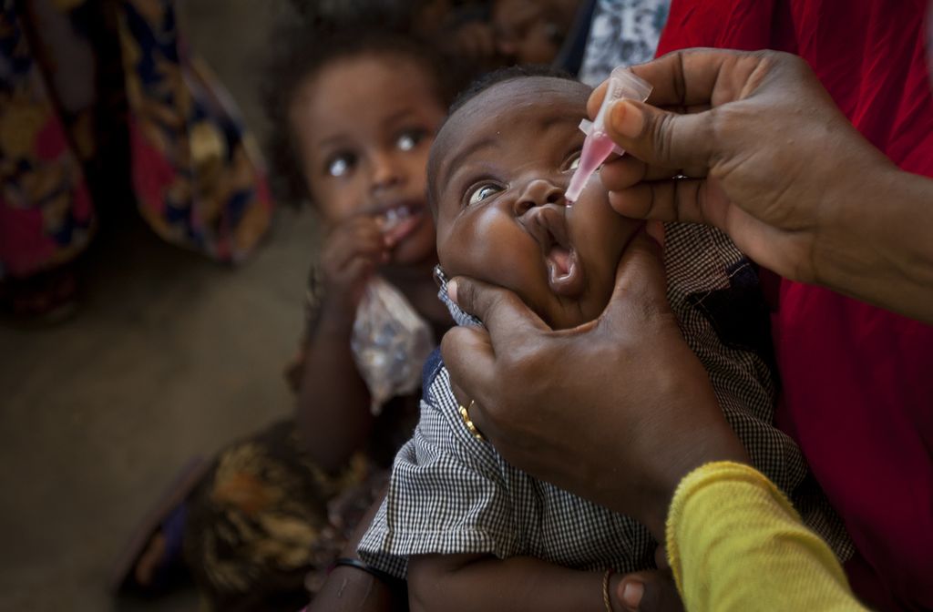 Seorang bayi menerima vaksin polio di Pusat Kesehatan Ibu Anak Madinah di Mogadishu, Somalia, Rabu (24/4/2013).