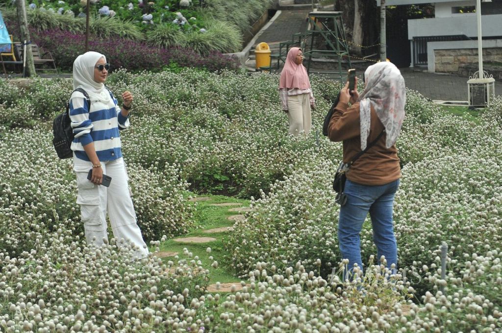 Wisatawan berfoto di Taman Rekreasi Wisata Selecta di Kota Batu, Malang, Jawa Timur, Minggu (3/12/2023). Taman ini dibangun pada masa penjajahan Belanda oleh seorang warga Belanda bernama Ruyter de Wildt pada tahun 1920 sampai tahun 1928.