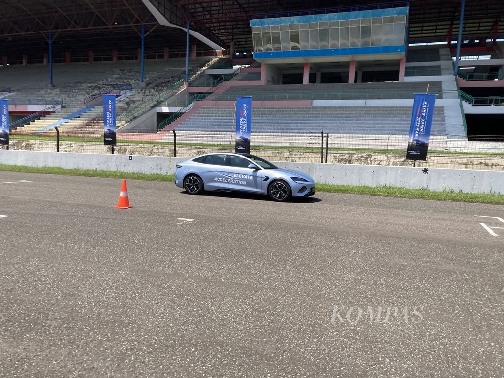 Sesi uji kendara perdana BYD Seal varian AWD Performance di Sirkuit Internasional Sentul, Kabupaten Bogor, Jawa Barat, Senin (5/2/2024).