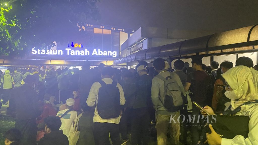 Terjadi penumpukan penumpang di Stasiun Tanah Abang, Jakarta Pusat, imbas pohon tumbang di lintasan Stasiun Kebayoran, Jumat (1/3/2024) malam.