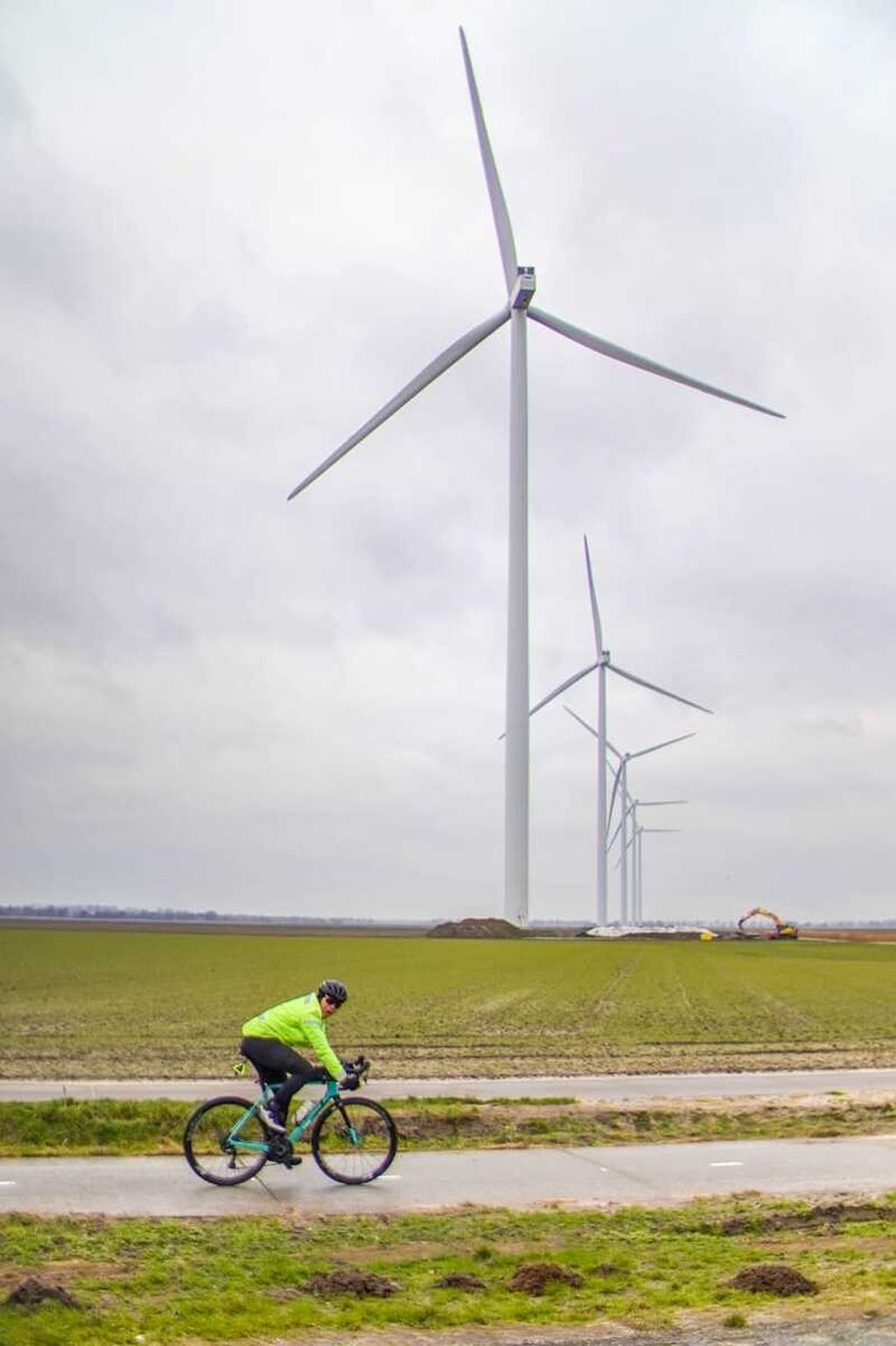 Royke Lumowa dalam perjalanan dari Zwolle - Amsterdam. Di rute ini terdapat banyak kincir angin sebagai penghasil energi.