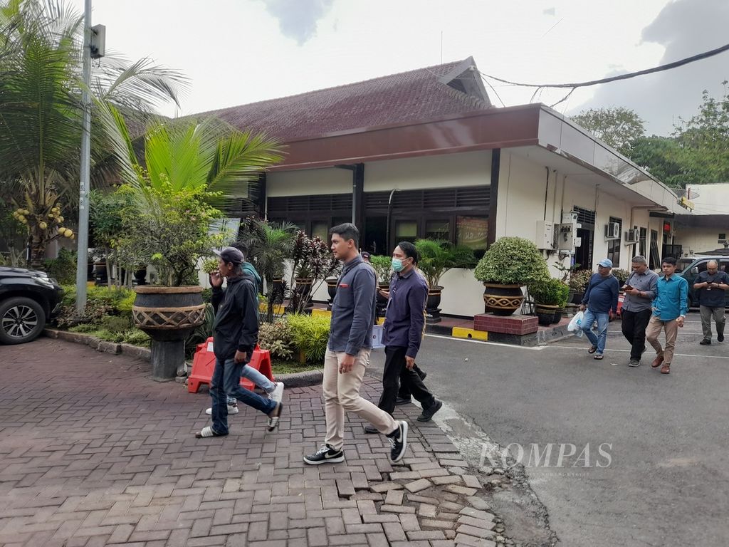 Beberapa keluarga korban tragedi Kanjuruhan didampingi kuasa hukum dan Lembaga Perlindungan Saksi dan Korban tengah berjalan meninggalkan ruang pemeriksaan di Polres Malang, Jawa Timur, Senin (24/10/2022)