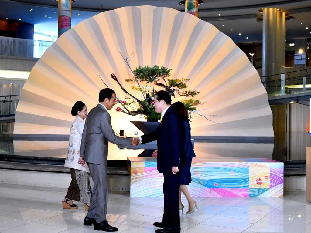 Presiden Joko Widodo didampingi Nyonya Iriana hadir dalam acara penyambutan resmi oleh Perdana Menteri Jepang Fumio Kishida dan Nyonya Yuko Kishida dalam KTT G7 serta negara-negara mitra, Sabtu (20/5/2023), di Hiroshima, Jepang.