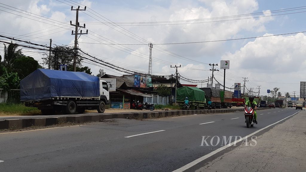Antrean truk yang hendak mencari solar bersubsidi mengular hingga jalanan dekat jalan lintas Sumatera di Hajimena, Kecamatan Natar, Kabupaten Lampung Selatan, Lampung, Kamis (24/3/2022). 