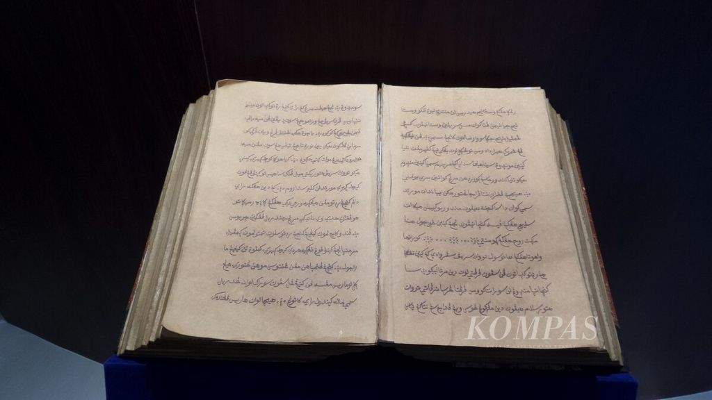 Babad Diponegoro, buku otobiografi Pangeran Diponegoro saat diasingkan pada 1831 -1832. Buku yang terdiri dari 1151 halaman ditulis dalam aksara Arab berbahasa Jawa.