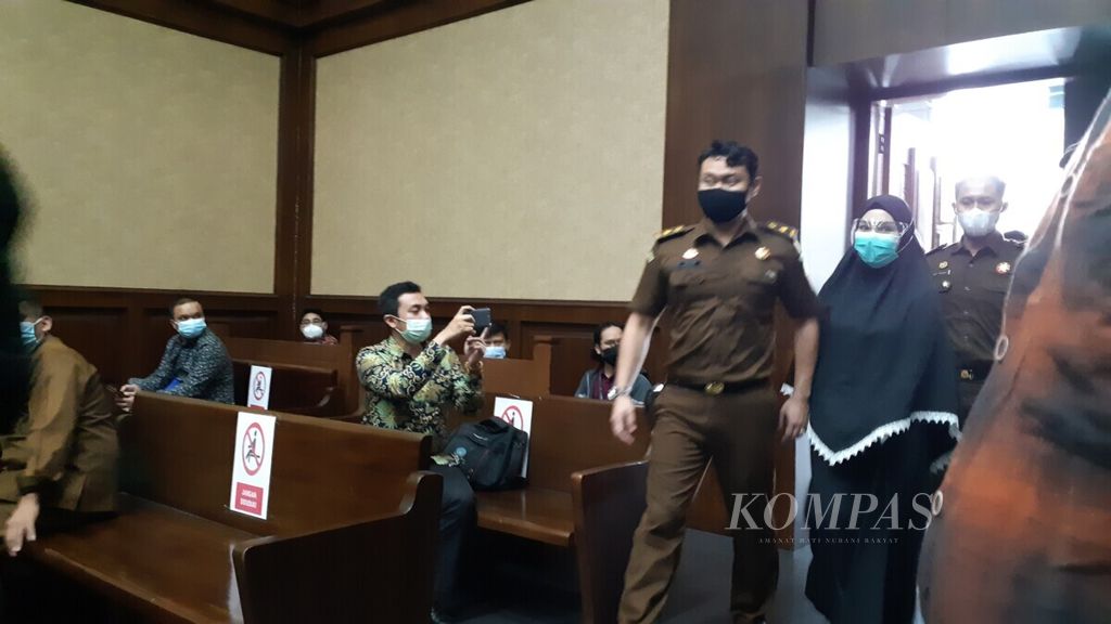 Jaksa Pinangki Sirna Malasari memasuki ruang sidang di Pengadilan Tindak Pidana Korupsi Jakarta Pusat, Senin (8/2/2021).