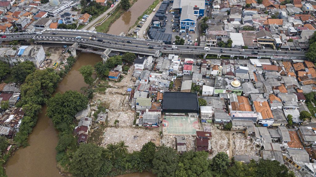 Foto aerial Sungai Ciliwung di Kelurahan Rawajati, Kecamatan Pancoran, Jakarta Selatan, Kamis (8/12/2022). 