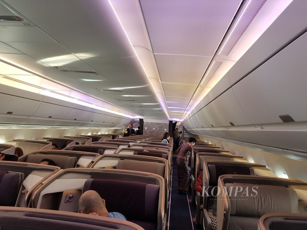 Suasana dalam pesawat Airbus A350-900 <i>ultra long range </i>terbaru milik Singapore Airlines, Minggu (14/10/2018). Ruangan dan tempat duduk didesain sedemikian rupa sehingga  nyaman untuk penumpang.