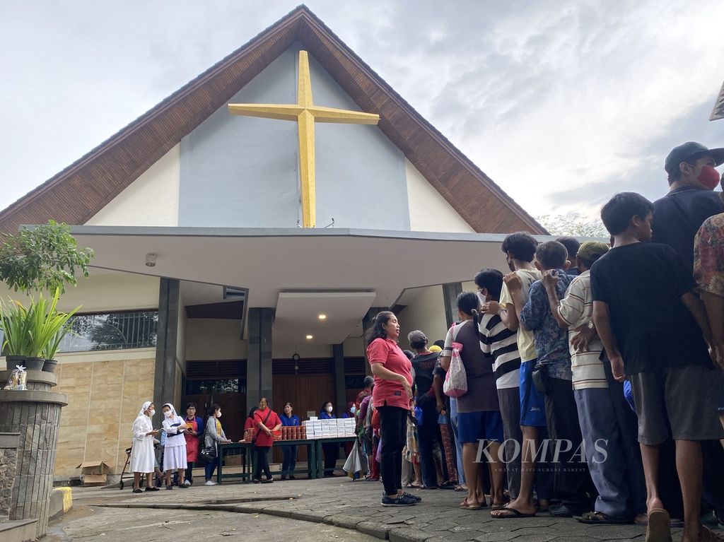 Hundreds of people lined up in the distribution of free takjil in the courtyard of the Santa Theresia Bongsari Catholic Church, West Semarang District, Semarang City, Central Java, Thursday (13/4/2023). The church routinely distributes takjil in the form of food and drinks every Thursday evening during Ramadan.