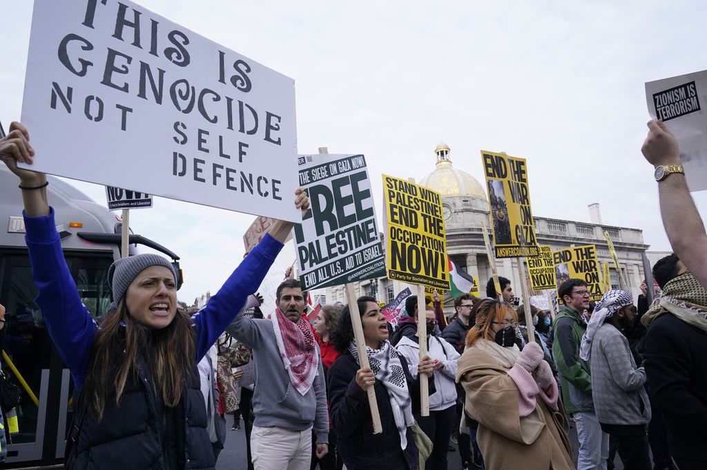 Warga Amerika Serikat berdemonstrasi di Georgetown, Washington, AS, Jumat (24/11/2023). Mereka menyuarakan dukungannya terhadap perjuangan rakyat Palestina dan mendesak gencatan senjata permanen di Gaza. 