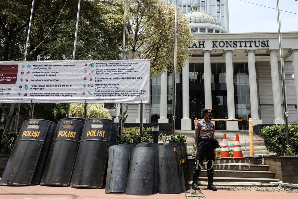 Polisi berjaga di depan Gedung Mahkamah Konstitusi saat berlangsung persidangan perselisihan hasil pemilihan kepala daerah di Gedung MK, Jakarta, Selasa (26/1/2021). 